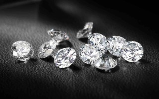 钻石和锆石的火彩有什么区别图片钻石和锆石的火彩有什么区别