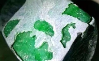 翡翠原石怎么从皮色开到满绿的简单介绍