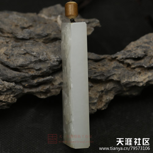 【天一玉器】新疆和田玉白玉洒金皮籽料挂件 平安荷和 66克 鉴赏(转载)-第4张图片-翡翠网