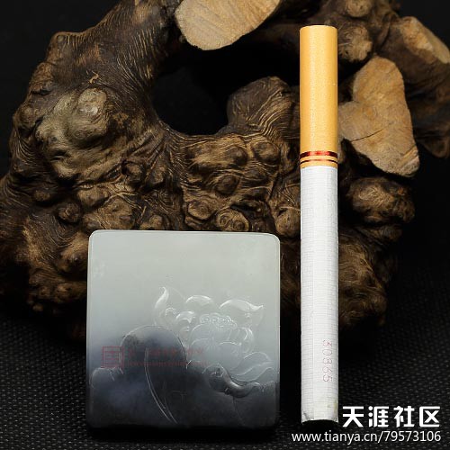 【天一玉器】新疆和田玉青花玉挂件 青莲 33克 (转载)-第1张图片-翡翠网