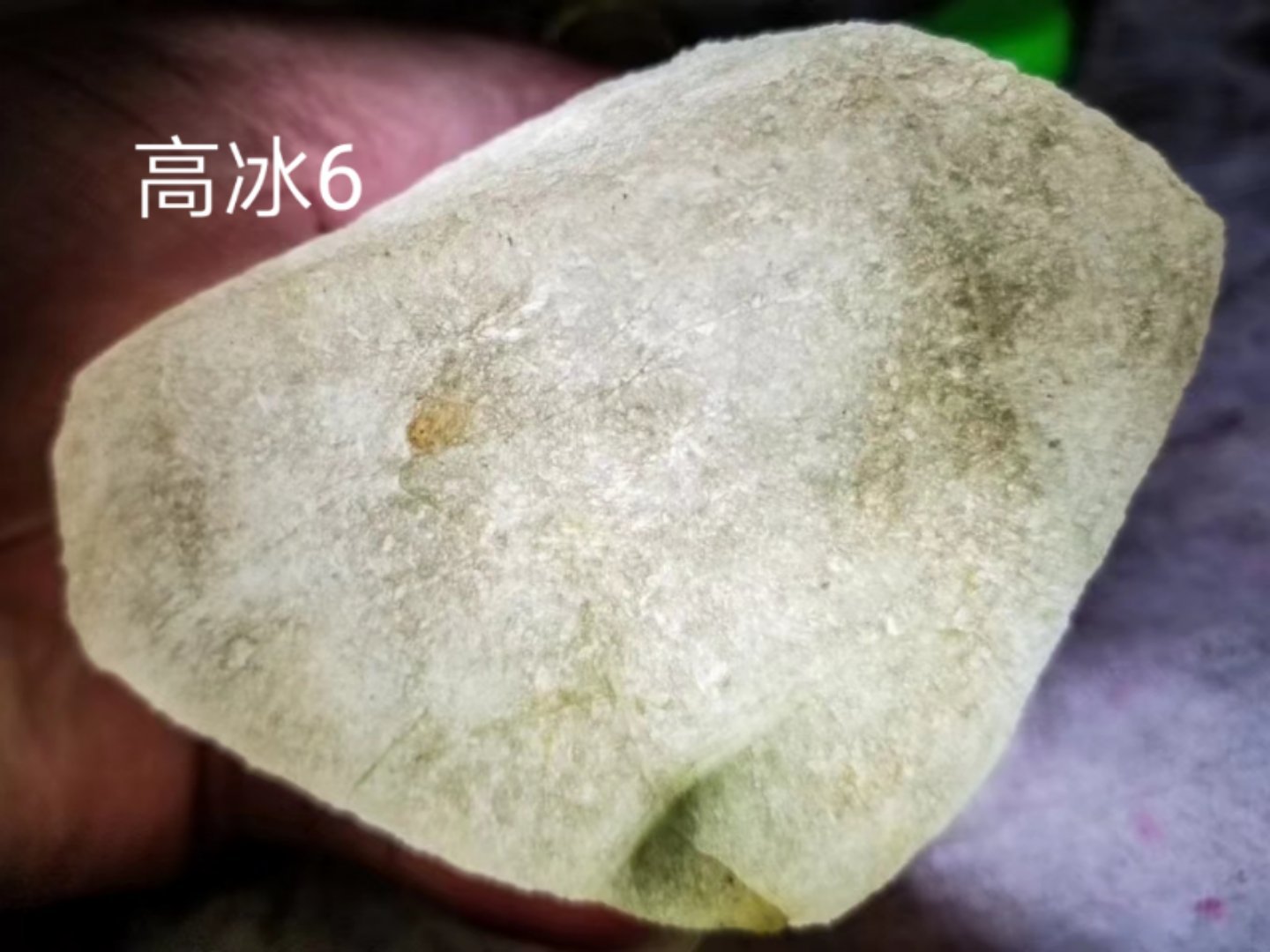 打灯看翡翠原石老种和嫩种图解,翡翠原石种老种嫩怎么看-第2张图片-翡翠网