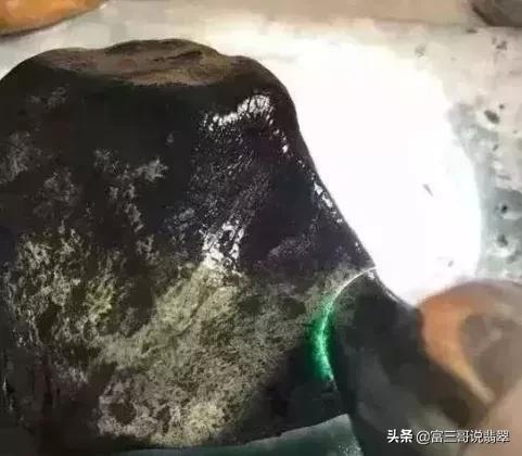 黑乌沙翡翠原石怎么看化开没化开的简单介绍-第7张图片-翡翠网