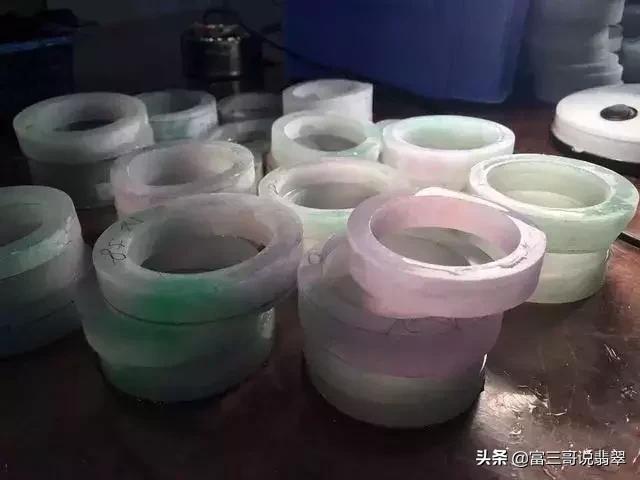 小伙开翡翠原石的简单介绍-第7张图片-翡翠网