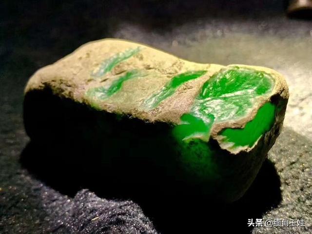 南齐翡翠原石特点的简单介绍-第3张图片-翡翠网