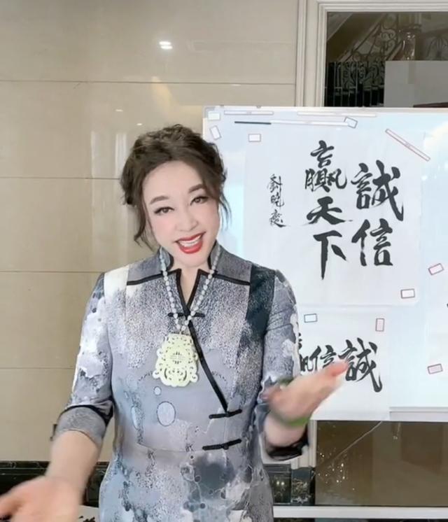 喜欢戴翡翠的女明星,戴翡翠手镯的女明星们-第1张图片-翡翠网