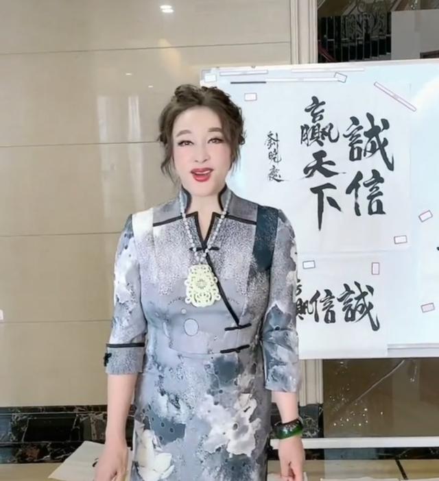 喜欢戴翡翠的女明星,戴翡翠手镯的女明星们-第3张图片-翡翠网