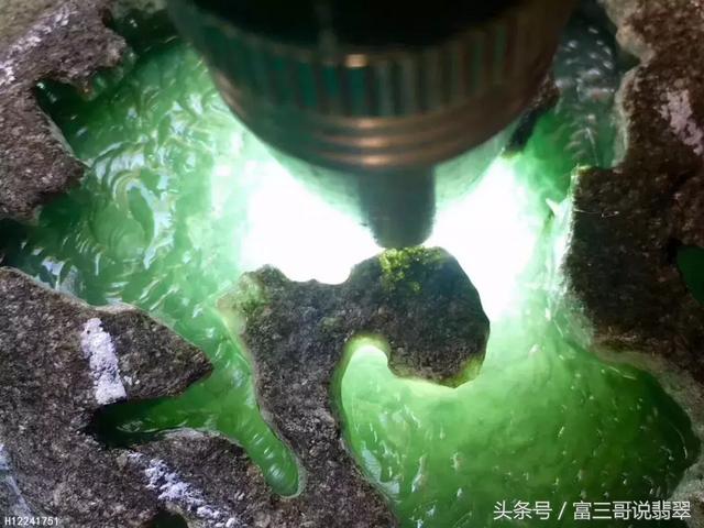 高颜值翡翠原石一块翡翠原石值多少钱-第19张图片-翡翠网