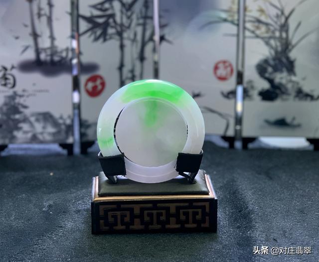 白底飘绿翡翠手镯白底飘绿翡翠手镯好不好-第4张图片-翡翠网