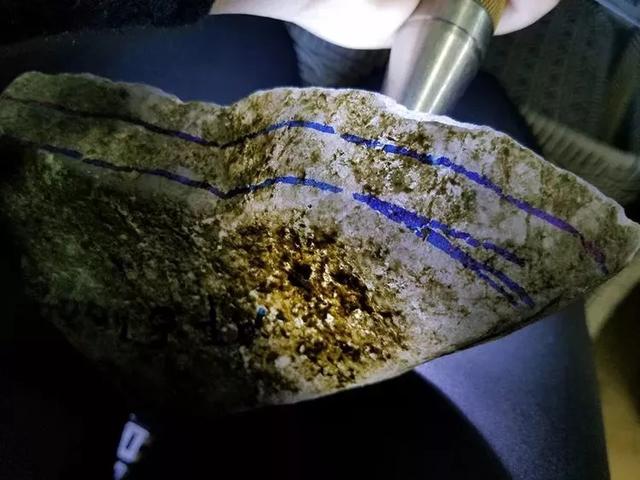 如何鉴别翡翠原石切开后达到了冰种,湖北糯冰种翡翠原石毛料-第2张图片-翡翠网