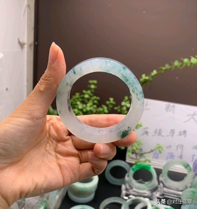 怎么鉴别翡翠手镯好坏翡翠手镯识别好坏-第10张图片-翡翠网