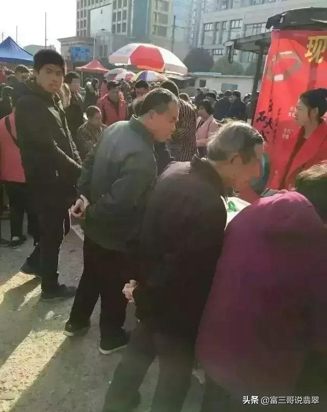 翡翠手镯被坑了,老坑翡翠手镯好不-第10张图片-翡翠网