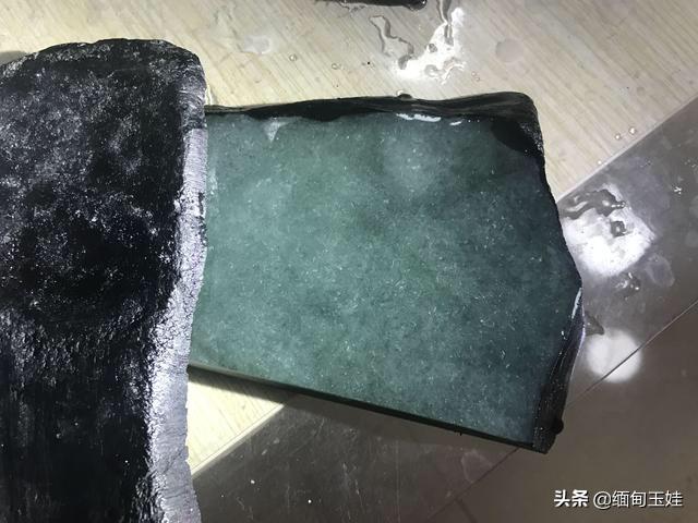 格应角翡翠原石格应角翡翠原石打灯表现-第16张图片-翡翠网