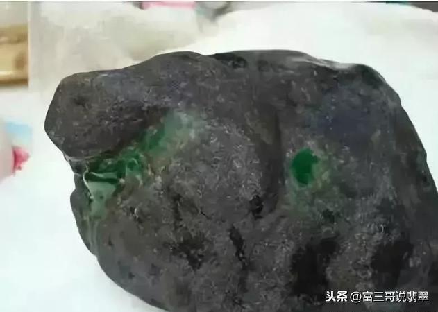 翡翠的原石哪里翡翠原石表面是什么样的生长情况-第26张图片-翡翠网