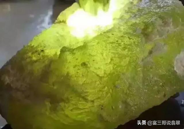 翡翠翻沙皮原石黑沙皮翡翠原石-第1张图片-翡翠网