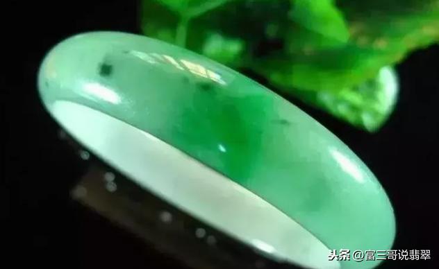 翡翠手镯越戴颜色越浅,翡翠手镯带半个月后变淡-第3张图片-翡翠网