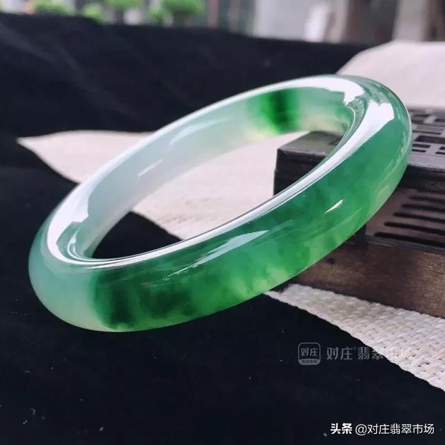 翡翠结晶手镯翡翠手镯打灯有结晶体-第9张图片-翡翠网