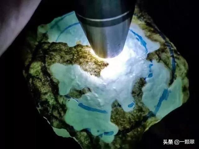 翡翠原石各种打光,翡翠打灯有闪光晶体吗-第10张图片-翡翠网