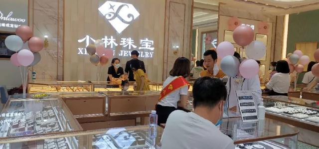 鄂州市翡翠手镯店黄金店玉手镯真的吗-第6张图片-翡翠网