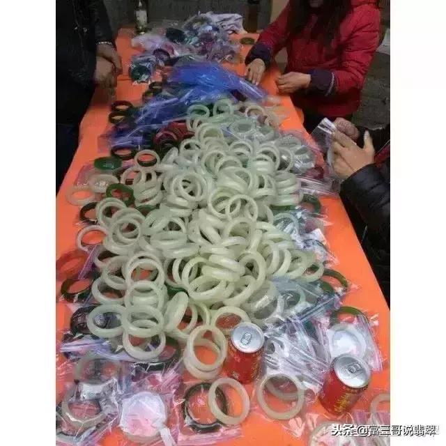 翡翠手镯怎么挑翡翠市场手镯价格-第8张图片-翡翠网