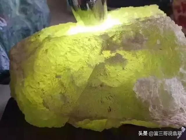 翡翠原石水脱砂的图片,澳门特别行政区翻砂原石-第5张图片-翡翠网