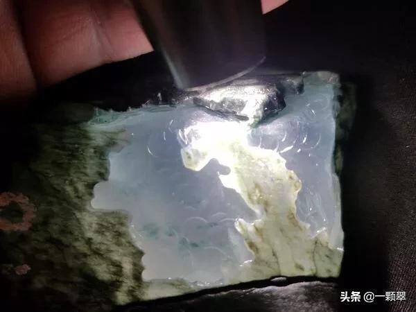 紫翡翠原石打灯表现黑皮翡翠原石打灯各种表现-第11张图片-翡翠网