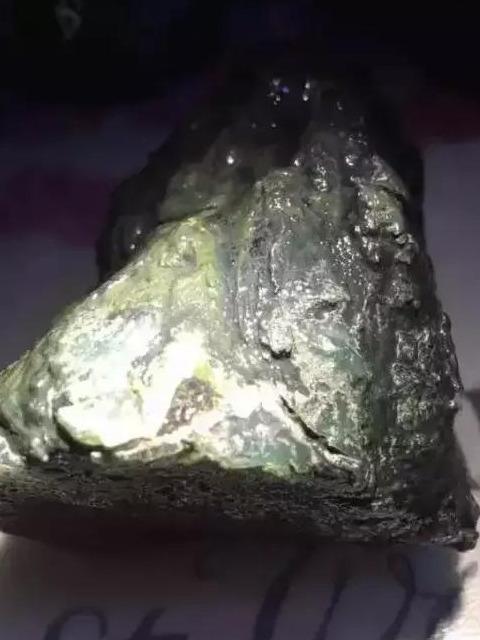 翡翠原石起荧光翡翠原石皮壳图解-第4张图片-翡翠网