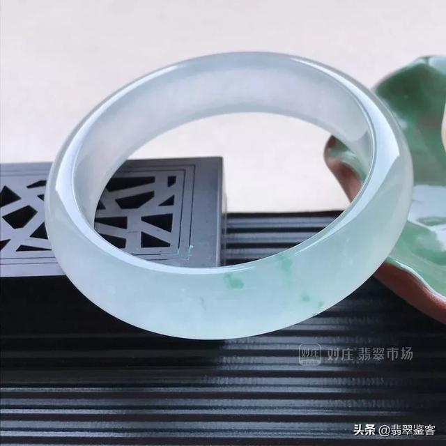 刚买的翡翠手镯用什么泡,翡翠手镯中含闪石能戴吗-第8张图片-翡翠网