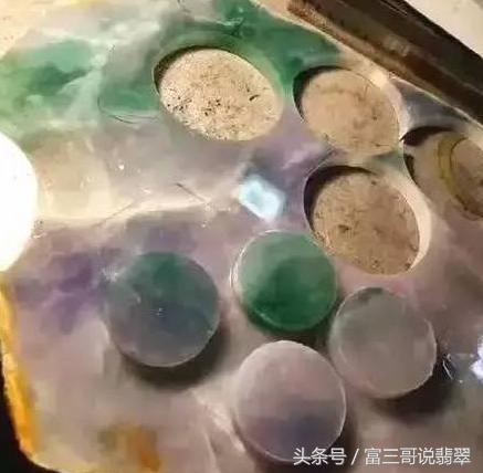 怎么看石纹和裂翡翠原石砍裂视频-第3张图片-翡翠网