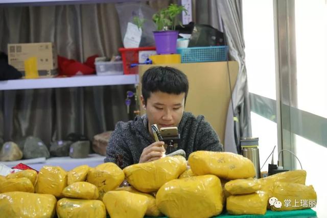 淘宝翡翠a货是真的吗,淘宝翡翠原石哪家靠谱-第5张图片-翡翠网