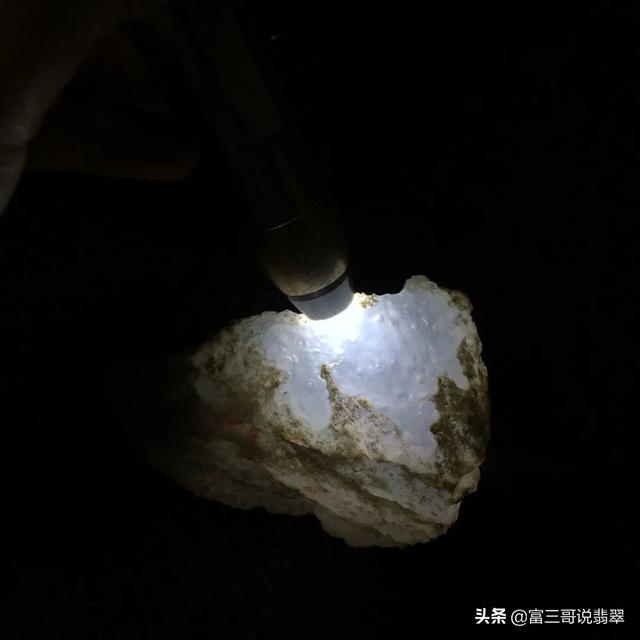 翡翠原石赌石图片大全集翡翠原石图片-第3张图片-翡翠网