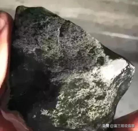 翡翠的原石在哪里,翡翠原石玉质粗糙-第6张图片-翡翠网