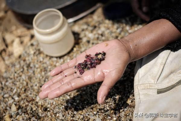 香港特别行政区翡翠赌石知识赌石300块钱赌出5亿-第2张图片-翡翠网