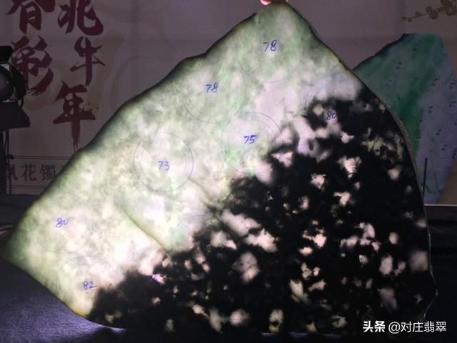 翡翠里面有黑色杂质,黑色天然翡翠手镯-第1张图片-翡翠网