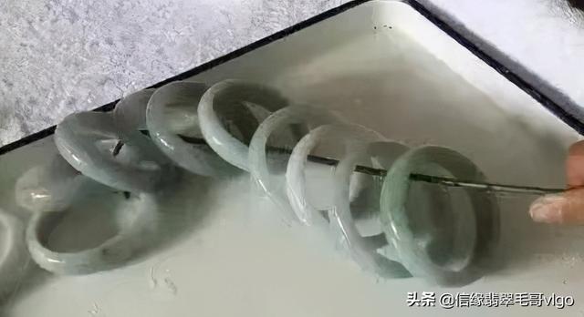 手镯煮蜡是正常吗,翡翠手镯煮蜡好还是不好-第2张图片-翡翠网