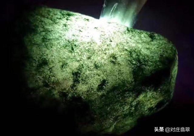 大马坎翡翠原石的特点抖音最火翡翠原石彩蛋-第7张图片-翡翠网