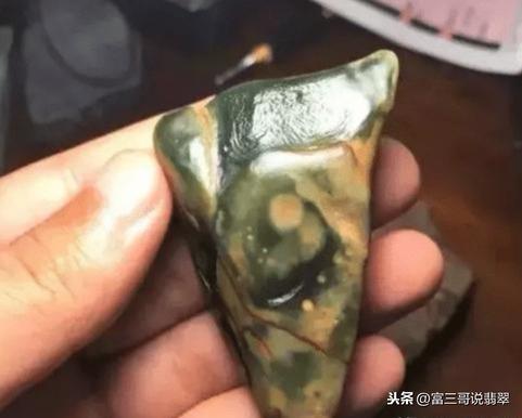 翡翠原石吸水快翡翠原石压手感越重越好-第13张图片-翡翠网