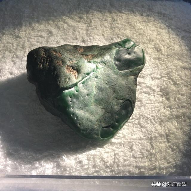 翡翠原石是什么石头淮北人造翡翠原石-第1张图片-翡翠网