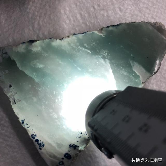 翡翠原石是什么石头淮北人造翡翠原石-第2张图片-翡翠网