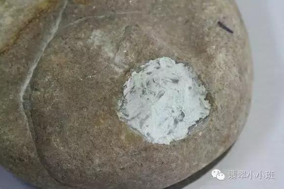 翡翠原石开窗视频教程,黑皮晴底翡翠原石开窗视频-第7张图片-翡翠网