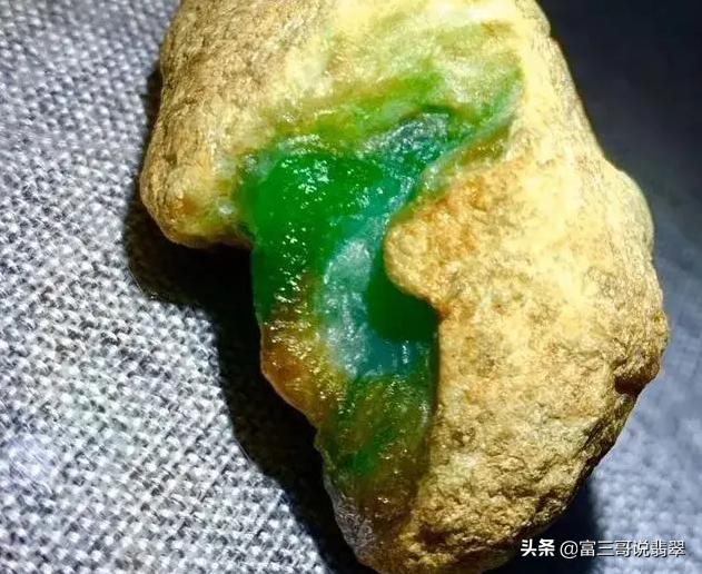 翡翠原石用什么切原石如何去皮打磨-第5张图片-翡翠网