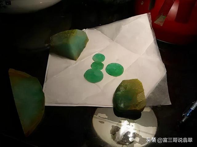 4000万原石切出百亿帝王绿切翡翠原石视频-第9张图片-翡翠网