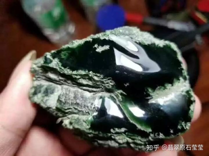 13种翡翠原石打灯表现,翡翠原石和莫西沙打灯-第1张图片-翡翠网