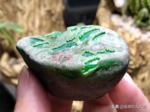 莫弯基翡翠原石特点莫湾基翡翠手镯特点-第6张图片-翡翠网