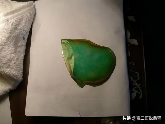 切翡翠原石的样品翡翠糯种好还是冰种好-第7张图片-翡翠网