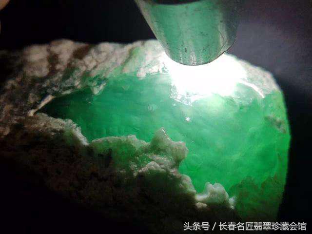 翡翠原石癣的晶粒特点翡翠原石满身色点-第8张图片-翡翠网