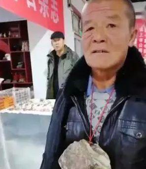 翡翠的市场价大爷低价买翡翠原石-第1张图片-翡翠网