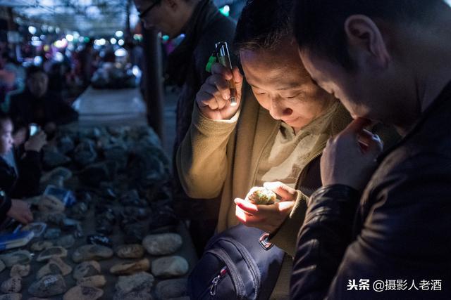 翡翠原石摆摊市场中国最大的翡翠市场-第4张图片-翡翠网