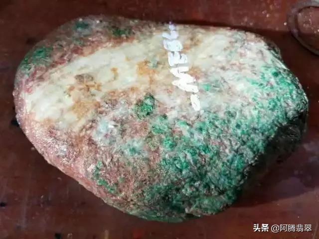 木纳翡翠原石莫湾基翡翠原石特点-第2张图片-翡翠网