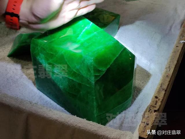 83翡翠价格,翡翠原石的价位-第5张图片-翡翠网