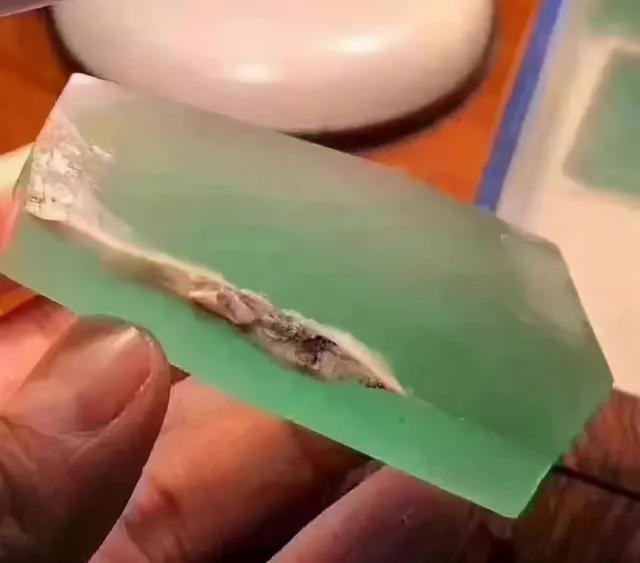 质量好的翡翠原石包浆值钱吗翡翠包浆皮赌石特征-第4张图片-翡翠网